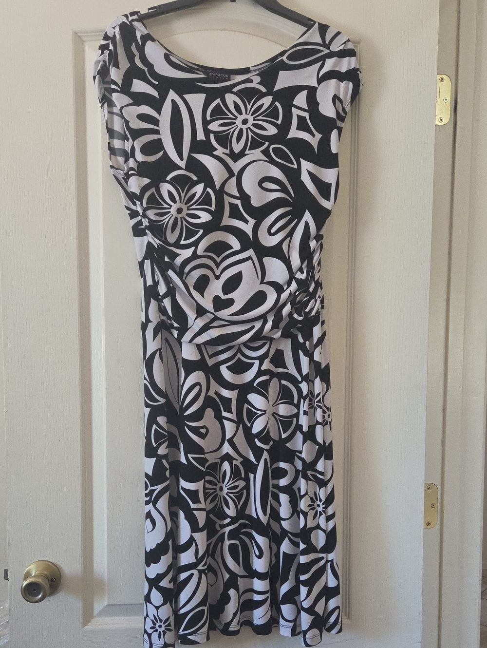 En FOCUS Black and White Floral-Print Midi Dress